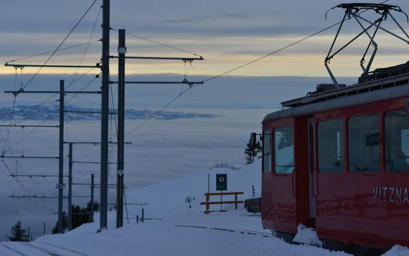 Rigi-Bahn im Schnee über dem Nebelmeer